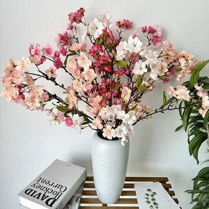Bouquet de fleurs de cerisier artificielles dans un vase blanc décoration d'intérieur DIY