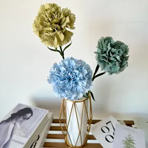 Détail de fleur d'œillet artificiel, arrangement floral décoratif frais en vase.