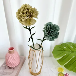 Détail d'arrangement de fleurs d'œillet artificiel, décoration florale de bureau maison