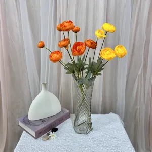 Künstliche Ranunkeln Seidenblumen Detailansicht, orange gelbe Kunstblumen Heimtextilien.