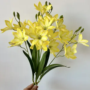 Dettaglio di mazzo di fiori di magnolia gialla artificiale, ideale per decorazioni e foto.