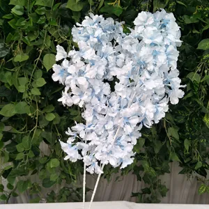 Kunstmatige blauw witte kersenbloesemtakken voor huwelijksboog en huisdecoratie.