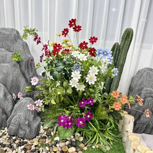 Vue détaillée de l'arrangement floral de cosmos artificiels colorés pour la belle décoration de mariage.