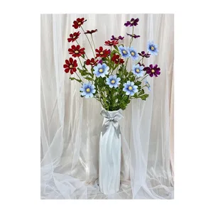 Bouquet de fleurs de cosmos artificielles avec vase blanc, idéal pour mariage et déco.