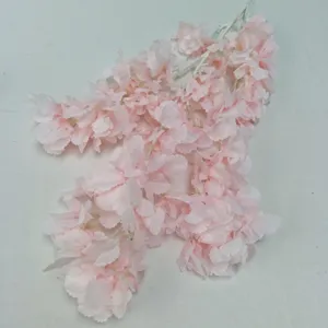 Kunstmatige kersenbloesem takken roze hangende bloemendecoratie voor huwelijksfeest huisdecoratie.