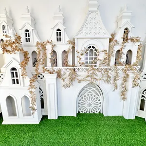 Guirnalda de vid artificial dorada decoración para bodas fondo de vestíbulo de hotel.