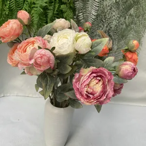 Nahaufnahme des künstlichen Ölgemälde Pfingstrosenstraußes mit Vase, elegante Heimdeko Blumendekor.