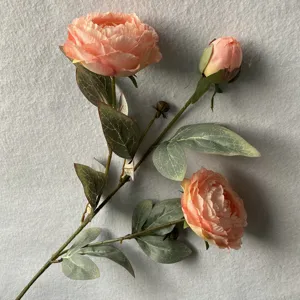 Künstlicher Pfingstrosen Zweig Detailansicht, rosa Blütenkopf und grüne Blätter Heimdeko.