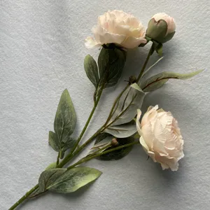 Detailansicht künstlicher 3-Kopf-Pfingstrosen-Blumenzweig für Hochzeit und Heimdekoration.
