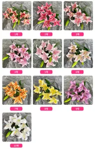Vue détaillée de bouquets de lys artificiels colorés montrant des variantes de fleurs.