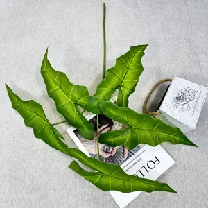 Branche de feuille d'alocasia artificielle fausse plante verte pour déco maison détail.
