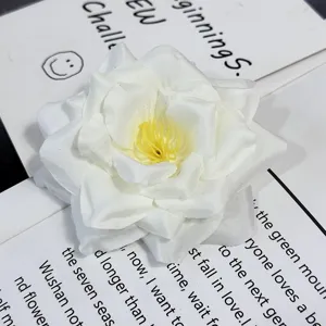 Cabeza de flor de rosa de tela artificial blanca con estambre amarillo para decoración de bodas.
