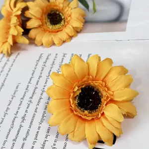 Artificial daisy flower heads for home table decor, DIY wreaths, and photography props.