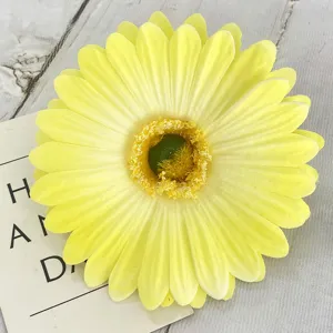 Primo piano di testa di gerbera artificiale gialla, ideale per ghirlande e decorazioni.