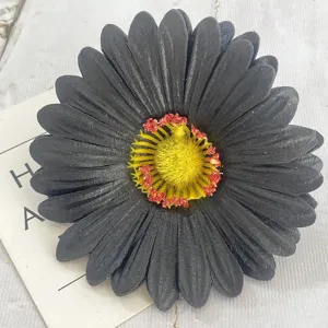 Primo piano di fiore artificiale nero per decorazione murale di ghirlanda e tavolo.