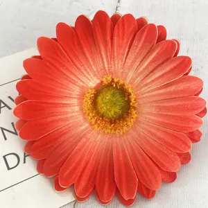 Primo piano della testa del fiore di gerbera artificiale rosso dettaglio per decorazioni