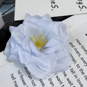 Exquisita cabeza de flor de rosa artificial azul para guirlanda de boda y decoración.
