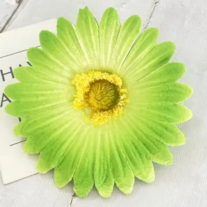 Testa di fiore di crisantemo verde artificiale per decorazione di ghirlanda e parete casa.