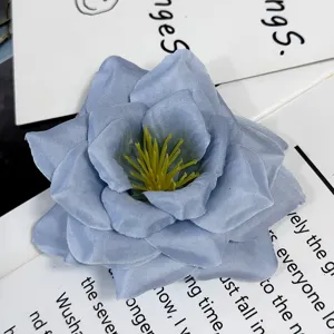 Primer plano de detalle de cabeza de flor de rosa artificial azul para bodas y arreglos