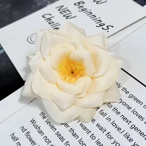 Detalle de flor de rosa artificial, accesorio floral de tela crema para decoración y bodas.