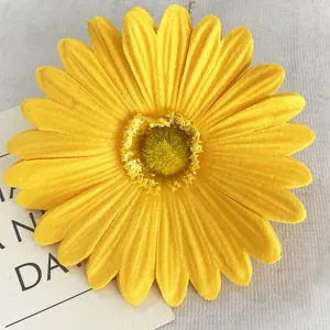 Dettaglio testa di fiore di crisantemo finto, accessorio decorativo floreale giallo per ghirlanda.