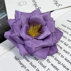 Primer plano detallado de flor de rosa artificial morada con estambres amarillos deco.