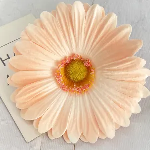 Capolino di gerbera artificiale, accessorio floreale finto per decorazioni d'interni e fai da te.