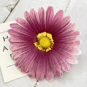 Primo piano dettaglio di testa di fiore di crisantemo viola artificiale per arredare.