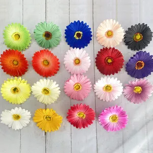 Bellissimi fiori di gerbera artificiali colorati per decorazione di tavolo e ghirlande.