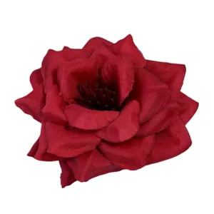 Accesorio de flor de rosa de tela rojo oscuro, ideal para decoración de bodas y arte.