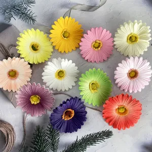 Fiori di margherita gerbera artificiali colorati per decorazioni tavola, ghirlande e pareti.