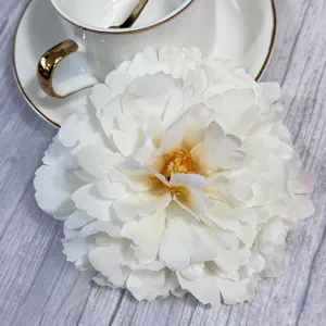 Gedetailleerd overzicht van witte kunstmatige pioenroos voor huwelijksdecoratie en bloemstukken.