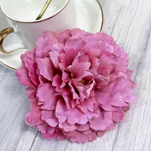 Kunstmatige pioenroos bloemhoofd roze neppe bloemdecoratie voor bruiloft feest detail
