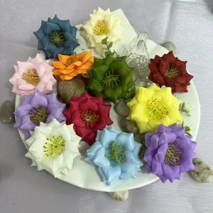 Têtes de fleurs artificielles colorées pour le bricolage, la décoration et les arrangements.