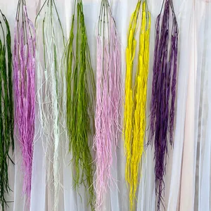 Vista detallada de enredaderas de plástico colgantes, plantas falsas coloridas para decoración.
