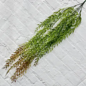 Detalle de vid colgante de hoja de sauce artificial, planta falsa verde para decoración hogar.