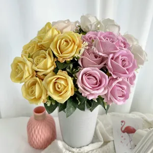 Bouquet de roses artificielles multicolores dans un vase blanc pour mariage et déco.