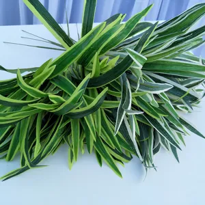 Panier suspendu de plante artificielle pour decoration interieure, detail des feuilles vertes.