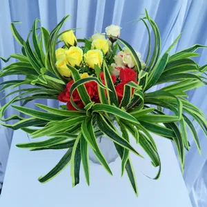 Panier suspendu de plante artificielle avec feuilles dorées, idéal pour la décoration murale.