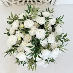 Künstlicher weißer Rosen-Blumenball für Hochzeitsdekoration, elegante Blumenarrangements.