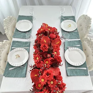 Nordische kunstbloem tafelloper rood bloemstuk voor eetkamer tafeldecoratie design.