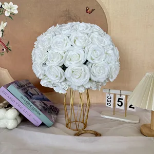 Boule de roses artificielles blanches comme centre de table pour mariage et décoration.