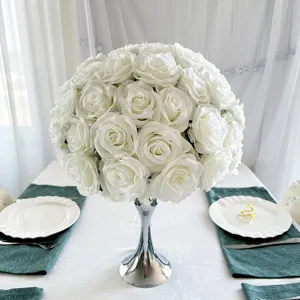 Élégante boule de fleurs de roses artificielles blanches pour décoration de table de mariage.