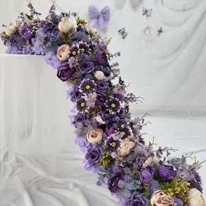 Arrangement d'arche de fleurs artificielles violettes pour fond de mariage et belle fête.