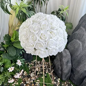 Élégante boule de fleurs de roses artificielles blanches avec support pour mariage.