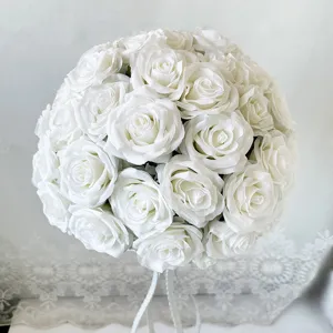 Boule de fleurs de roses artificielles blanches pour mariage, élégante décoration de table.