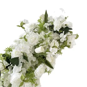 Composizione di fiori artificiali bianco e verde per arco nuziale e decorazione di sfondo.