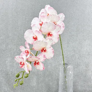 Kunstmatige phalaenopsis orchidee stengel detail met roze bloemblaadjes en knoppen.