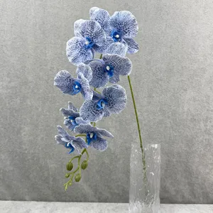 Detailweergave van een blauwe gevlekte kunstmatige phalaenopsis orchidee tak met negen koppen.