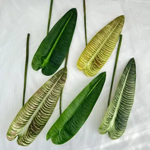 Foglie di piante tropicali artificiali per decorazioni di matrimoni e hall di hotel.